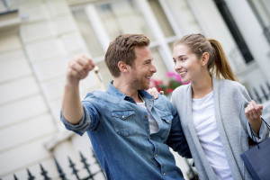 Couple buying a house in Chicago